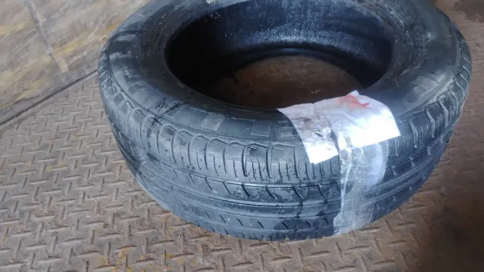 Pneu Pirelli de época P6000 para gol GTI quadrado