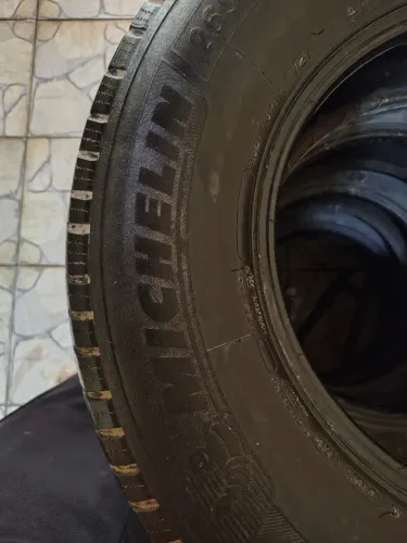 VENDO  4 PNEUS MICHELIN 265/70/16, USADOS .
