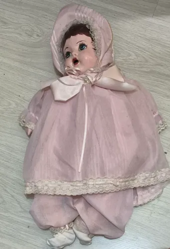 Antiga boneca bebê em porcelana e tecido