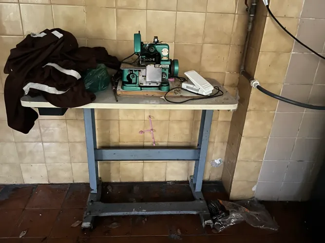 Máquina Overloque Semi-Industrial Chinesinha GN1 - Impecável e Funcionando