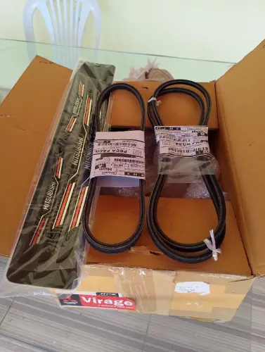 Kit correias originais Mitsubishi mais emblemas das quatro portas L200 Triton HPE.