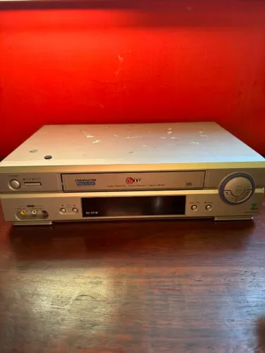 Vídeo cassete LG Cinemaster, modelo EC-971B, em cor prata.