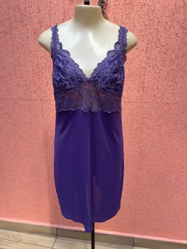 Camisola Roxa Dressy com Renda e Strass - Praticamente Nova