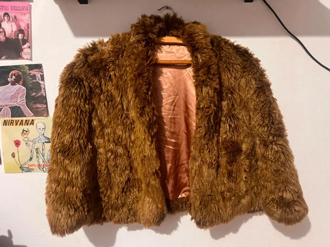 Casaco de Pelo Sintético Caramelo Cropped Vintage Anos 70 Gola Alta