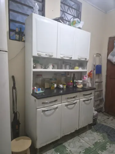 Vende se um armário de cozinha em perfeito estado