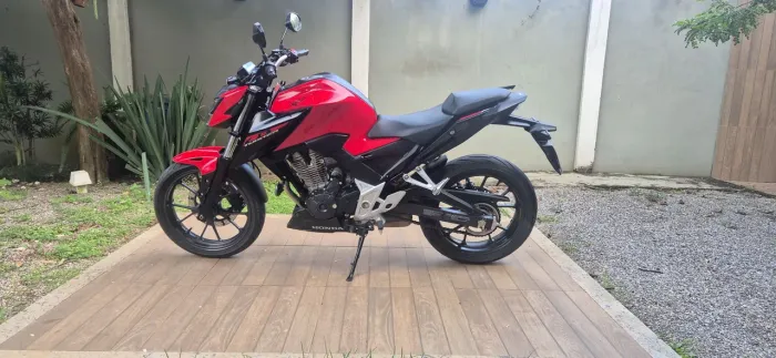 Moto de Garagem.