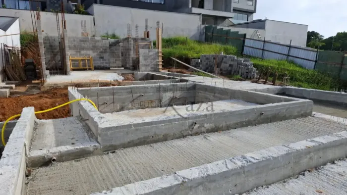 Oportunidade - Casa em construção - Condomínio Terras Alpha - 4 Suíte - 277m².