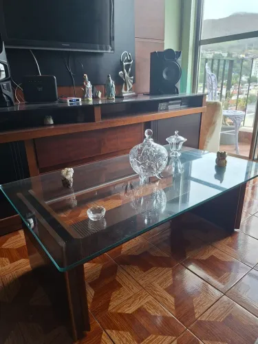 Vendo mesa de centro em madeira com tampo de vidro