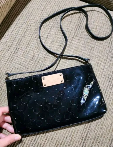 Bolsa kate spade envernizada preta