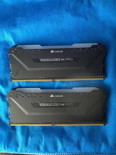 2x8 Memória RAM Corsair Vengeance Pro RGB 16GB DDR4 3200MHz