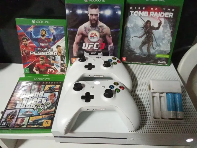 Vendo Xbox one branco tem dois controles e carregador de pilhas alguns jogos