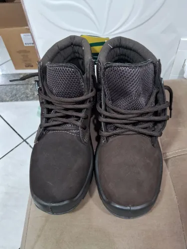 Botas para trabalho. Nunca usada.n.38.. cor marrom.