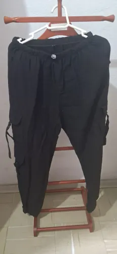 Calça preta cargo G, com regulagem na cintura e na boca da calça, bolsos laterais.