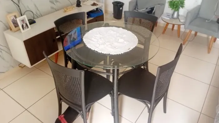 Mesa de jantar de redonda de vidro com 4 cadeiras plástica resistente
