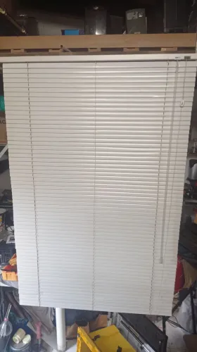 Cortina persiana em bom estado de conservação.