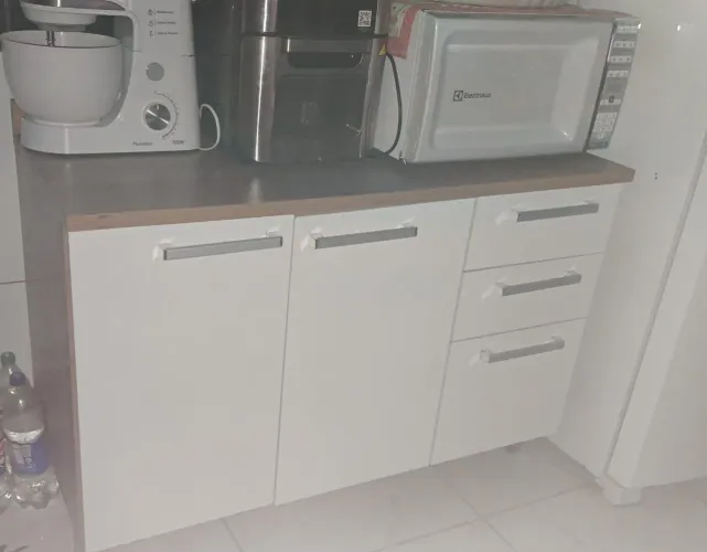 Balcão de cozinha conservado só um pé solto