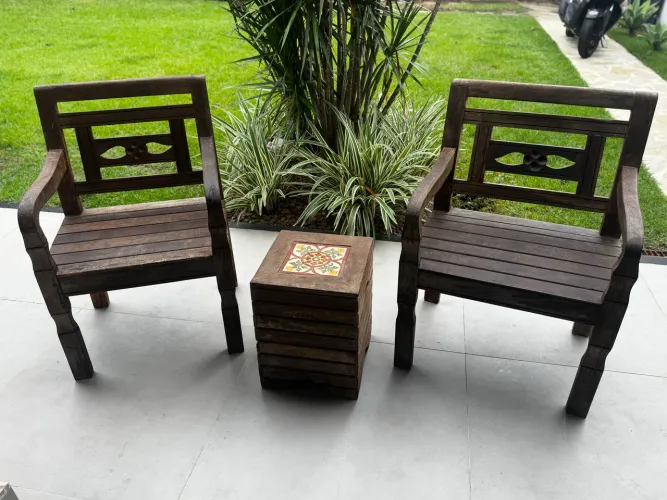 Conjunto de Bancos Rústicos em Madeira + Mesa Lateral