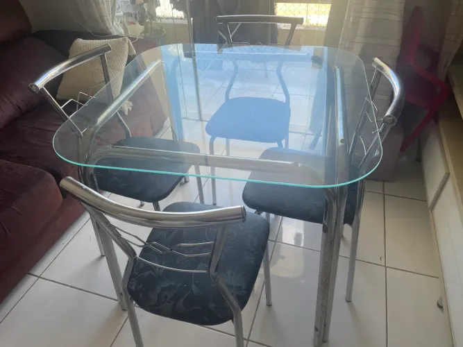 Mesa de Jantar com 4 Cadeiras - Tampo de Vidro