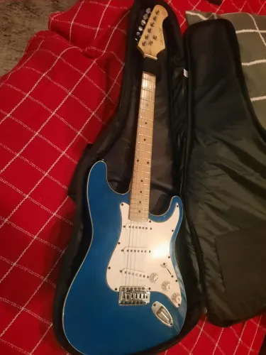 Vendo Guitarra stratocaster, groovin U.S.A Design em perfeitas condições!