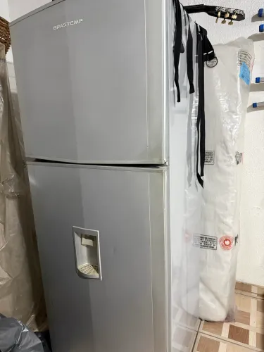 Vendo uma Geladeira duplex com dispense de água na porta