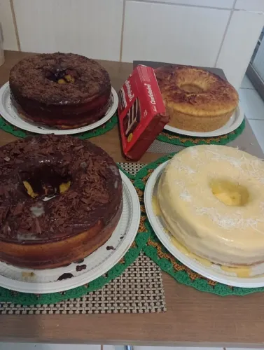Vende pudim de leite por encomendas e bolos caseiro  pudim 100  pra entregar  120 bolo 45 