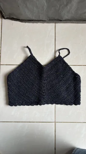 top cropped de crochê feito a mão azul marinho com fios dourados, tamanho unico