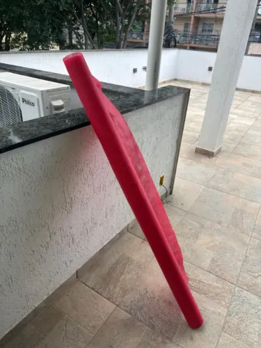 Rolo de TNT vermelho aproximado 30 metros