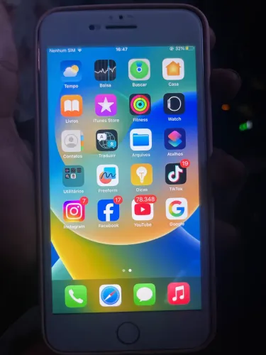 iPhone 8 Plus, 100% de bateria, apenas umas marca de uso e não pega chip físico.