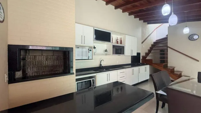Casa para Aluguel no Bairro Costeira do Pirajubaé 4 Quartos (1 Suíte)