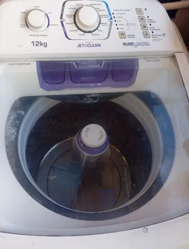 Vendo máquina de lavar 12 kilos semi nova 