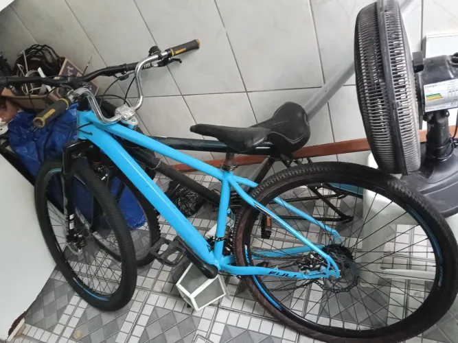 Bicicleta aro 29 e uma aro 26 