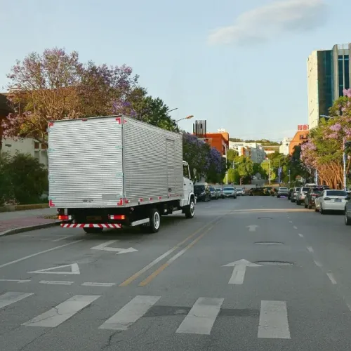 Frete Bau em caminhão baú com qualidade e rapidez!