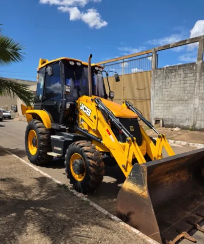 RETROESCAVADEIRA JCB 3CX 2022