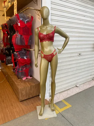 Manequim feminino em fibra de vidro e suporte de alumínio