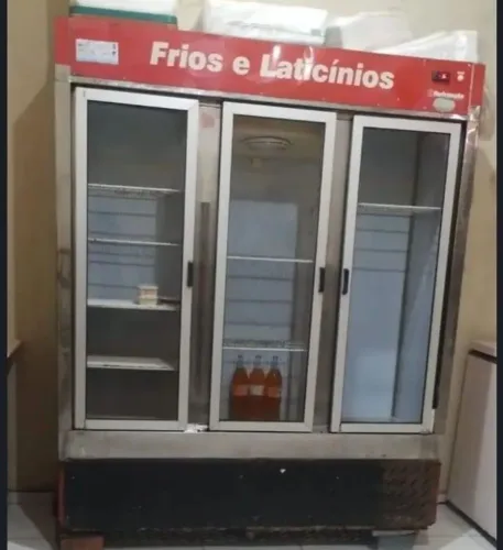 Vendo expositor refrigerado de três portas 2.800,00 bem conservado motor nv Aceito cartao