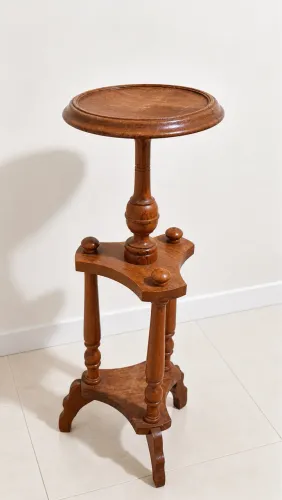 Mesa Lateral em Madeira Maciça | Estilo Clássico | Peça Robusta década de 70