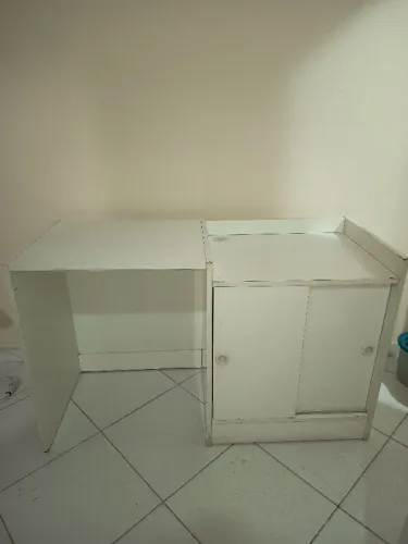 Escrivaninha branca 2 portas