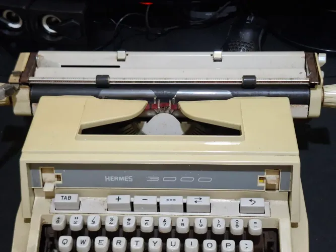 Maquina de escrever Hermes 3000 Vintage Linda