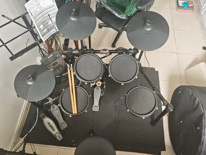 Bateria Eletrônica Alesis Nitro Mesh Kit - Completa, com Banco, Baquetas e Pedal Duplo