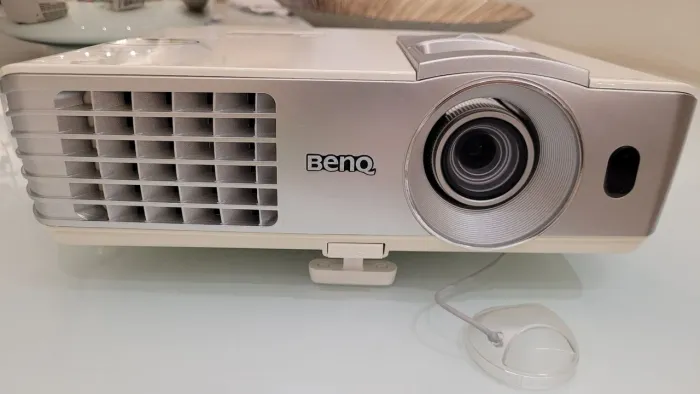 VENDO: Projetor BenQ W1070 - Full HD 3D (Muito Bem Conservado)