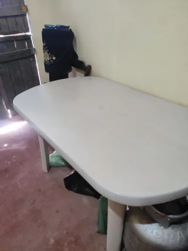 VENDE - SE MESA DE PLÁSTICO DESMONTÁVEL