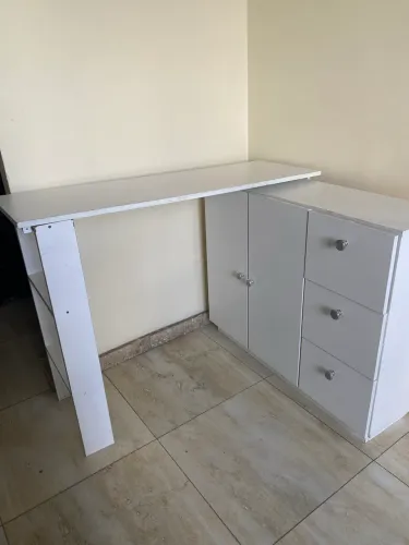 Mesa escritório e armário 