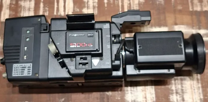 Câmera profissional de video Panasonic WV-5100HS com adaptador Panasonic GEN-LOCK WV-AD36