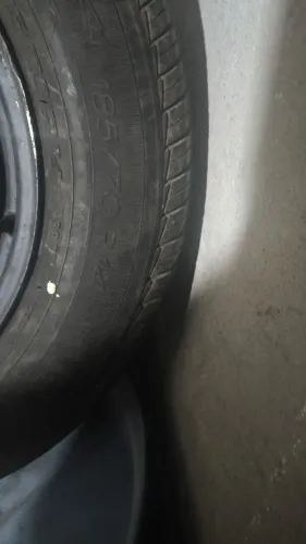 Vende se um pneus com roda .185.70.14