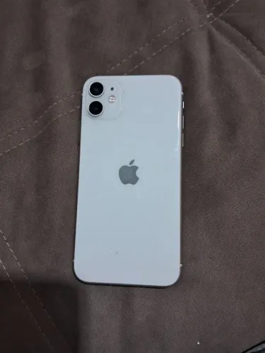 iPhone 11 com pequeno defeito na tela