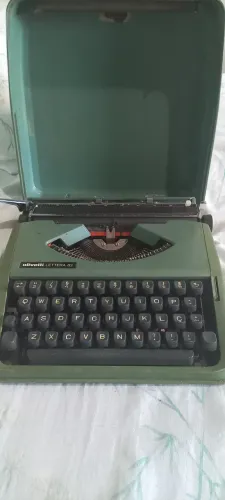 Maquina De Escrever Olivetti Lettera 82