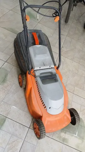 Máquina de cortar grama com recolhedor - 220v
