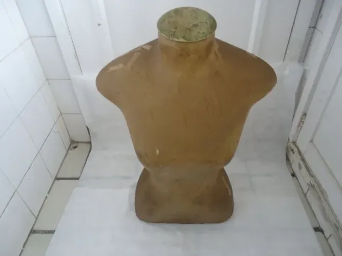 Manequim meio corpo em resina bem conservado, preço de desapego!!!