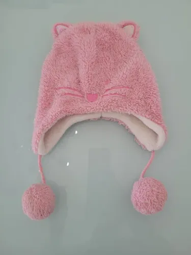 Gorrinho de inverno infantil com pompom rosa