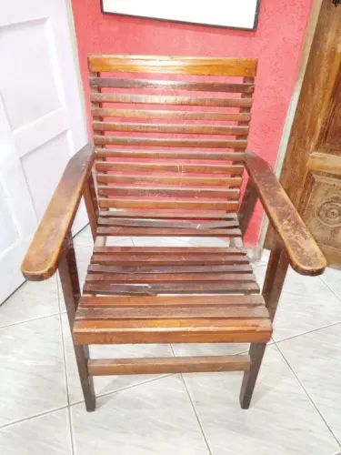 Poltrona de madeira